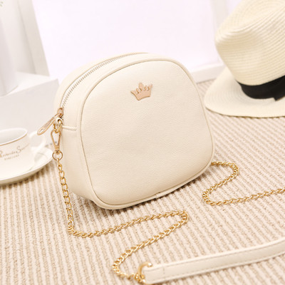 Малка дамска чанта с верижка и метална декорация в различни цветове