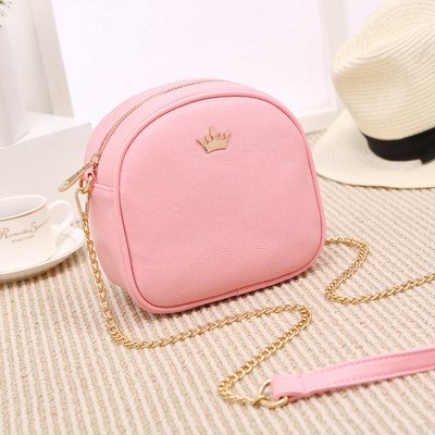 Малка дамска чанта с верижка и метална декорация в различни цветове