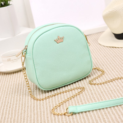 Малка дамска чанта с верижка и метална декорация в различни цветове