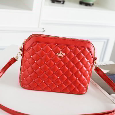 Дамска чанта за рамо с цип и метална декорация в няколко цвята