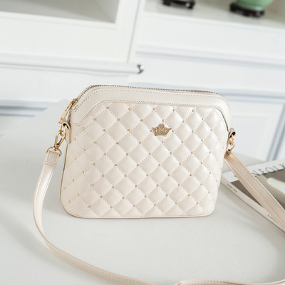 Дамска чанта за рамо с цип и метална декорация в няколко цвята