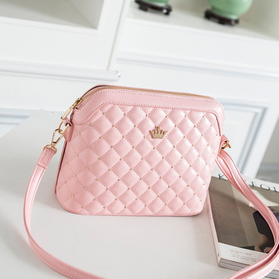 Дамска чанта за рамо с цип и метална декорация в няколко цвята