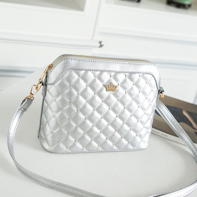 Дамска чанта за рамо с цип и метална декорация в няколко цвята