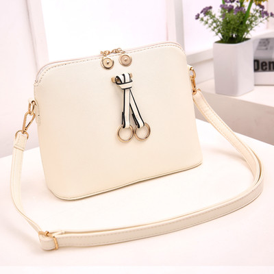 Малка чанта за рамо с метална декорация в различни цветове