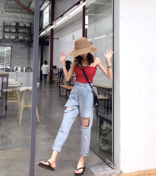 Дамски дънки с разкъсани мотиви и висока талия