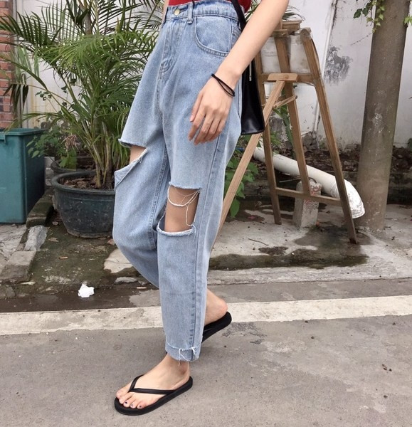 Дамски дънки с разкъсани мотиви и висока талия