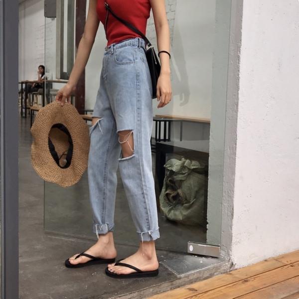 Дамски дънки с разкъсани мотиви и висока талия