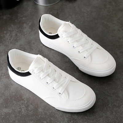 Дамски маратонки в бял цвят