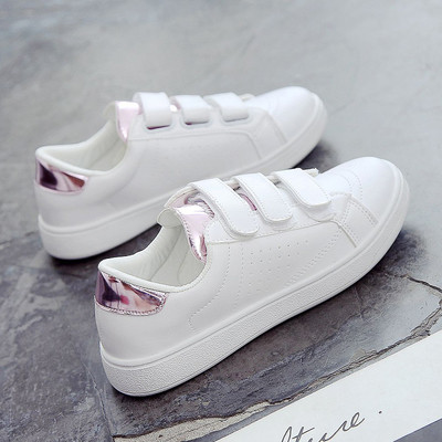 Модерни дамски маратонки в бял цвят