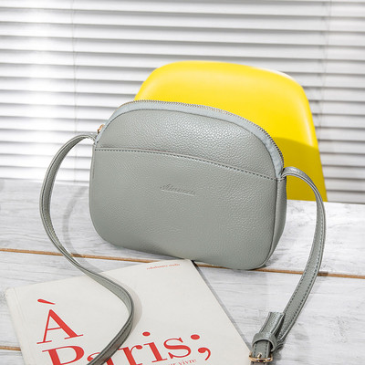 Дамска изчистена чанта с дълга верижка за рамо