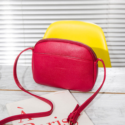 Дамска изчистена чанта с дълга верижка за рамо