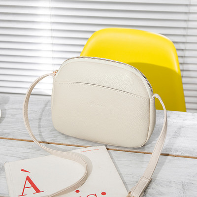 Дамска изчистена чанта с дълга верижка за рамо