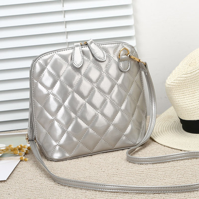 Дамска лачена чанта с дълга дръжка и цип в няколк цвята