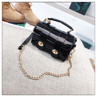 Дамска малка чанта с дълга верижка и закопчалка в няколко цвята