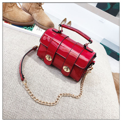 Дамска малка чанта с дълга верижка и закопчалка в няколко цвята