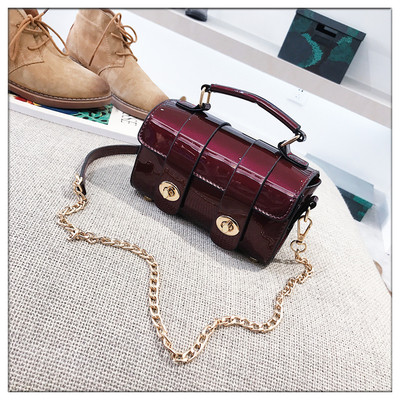 Дамска малка чанта с дълга верижка и закопчалка в няколко цвята