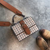 Модерна дамска карирана чанта с дълги дръжки