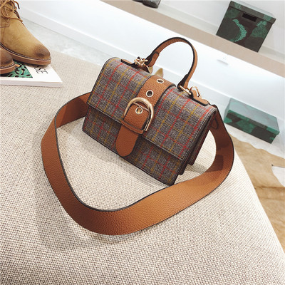 Модерна дамска карирана чанта с дълги дръжки