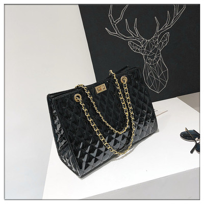 Дамска голяма чанта с двойна верижка в черен и бял цвят