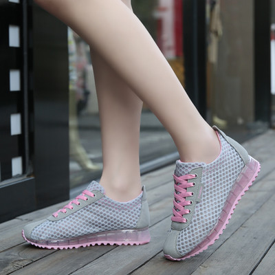 Дамски спортни маратонки в различни модели и цветове