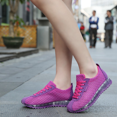 Дамски спортни маратонки в различни модели и цветове