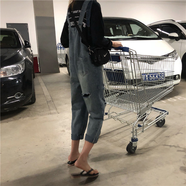 Дънков дамски гащеризон с джобове и разкъсани мотиви