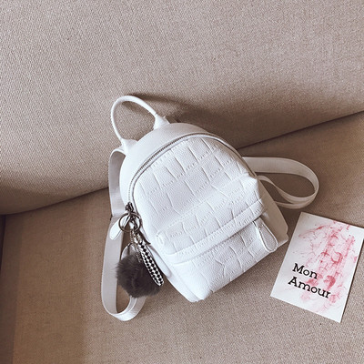 Дамска кожена раница в черен и бял цвят