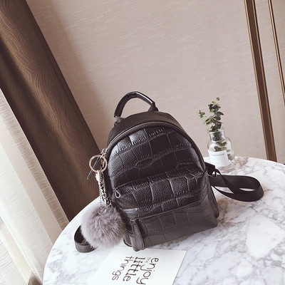 Дамска кожена раница в черен и бял цвят