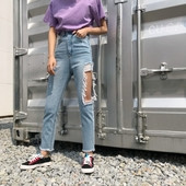 Ежедневни дамски дънки в светъл цвят с разкъсани мотиви