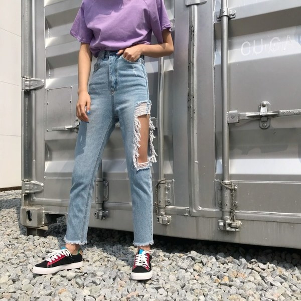 Ежедневни дамски дънки в светъл цвят с разкъсани мотиви