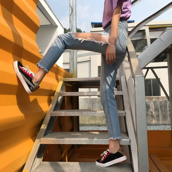 Ежедневни дамски дънки в светъл цвят с разкъсани мотиви