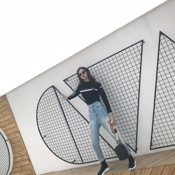 Ежедневни дамски дънки в светъл цвят с разкъсани мотиви