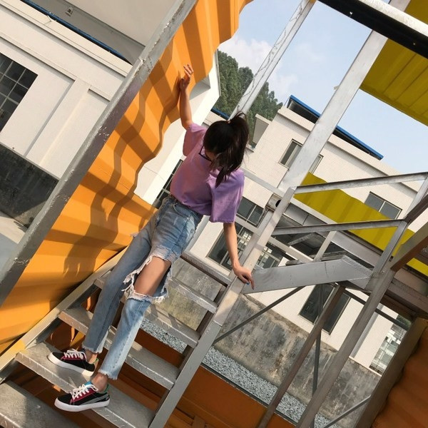 Ежедневни дамски дънки в светъл цвят с разкъсани мотиви