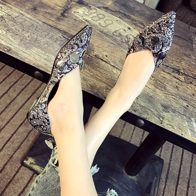 Модерни дамски обувки с декоративни камъни