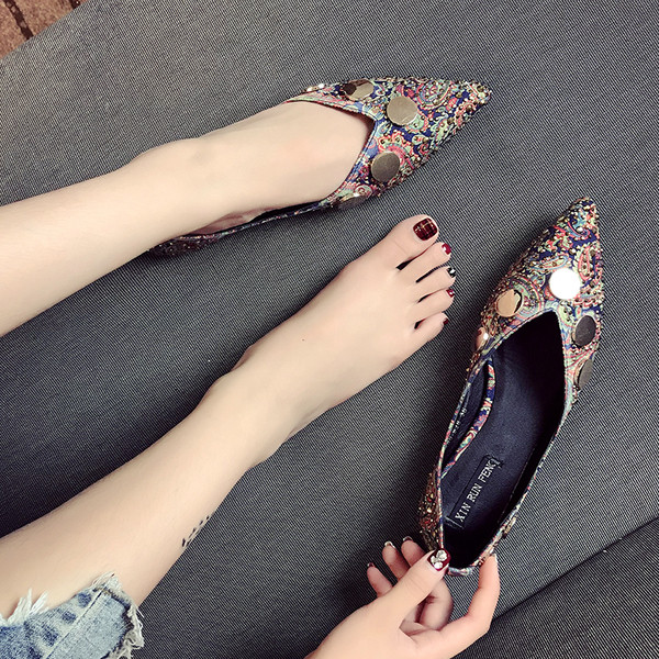 Модерни дамски обувки с декоративни камъни