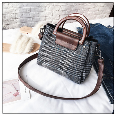 Дамска карирана чанта за рамо в 2 цвята