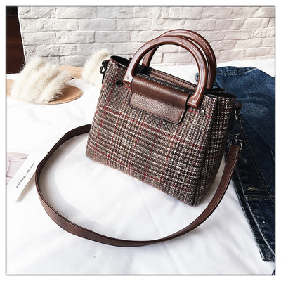 Дамска карирана чанта за рамо в 2 цвята