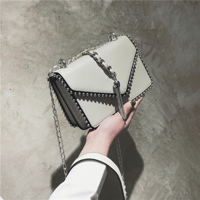 Малка дамска чанта с дълга верижка и пискюл - различни цветове