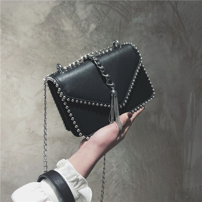 Малка дамска чанта с дълга верижка и пискюл - различни цветове