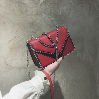 Малка дамска чанта с дълга верижка и пискюл - различни цветове