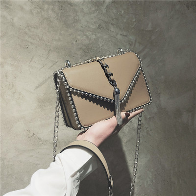 Малка дамска чанта с дълга верижка и пискюл - различни цветове