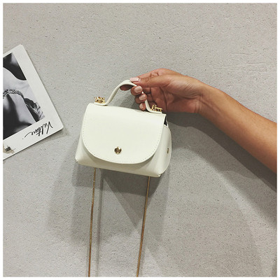 Дамска малка чанта от еко кожа с дълга верижка 