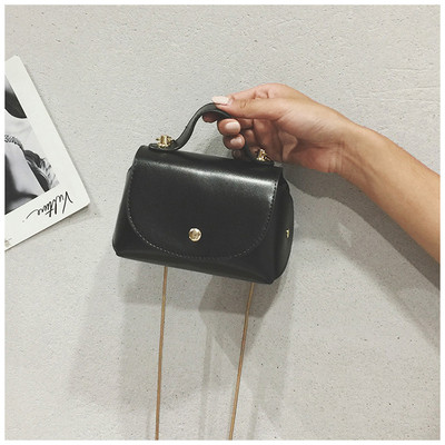 Дамска малка чанта от еко кожа с дълга верижка 