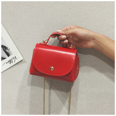 Дамска малка чанта от еко кожа с дълга верижка 