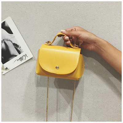 Дамска малка чанта от еко кожа с дълга верижка 