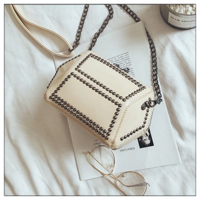 Дамска лачена чанта с метална декорация в интересна форма