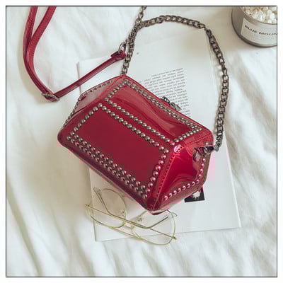 Дамска лачена чанта с метална декорация в интересна форма