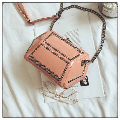 Дамска лачена чанта с метална декорация в интересна форма