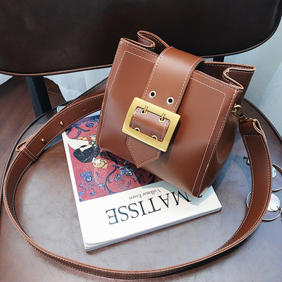 Изчистена дамска чанта с катарама в кафяв цвят