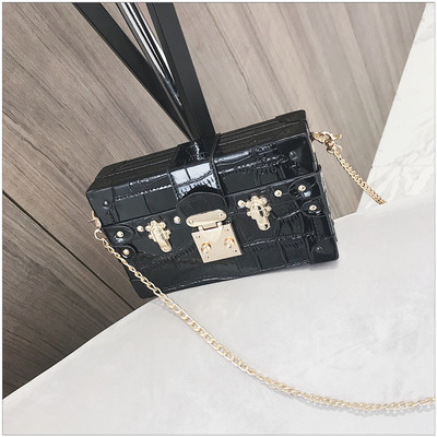 Ретро дамска чанта с дълга верижка в няколко цвята